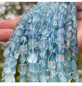 Gros plan de perles d'aigue-marine naturelle bleu clair pour la création de bijoux DIY