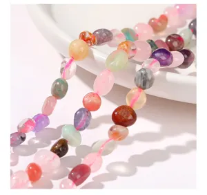 Gros plan macro détaillé de perles en cristal naturel multicolores pour bijoux DIY