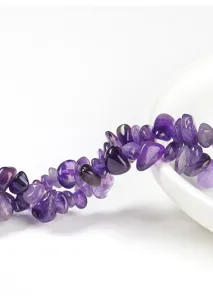 Primo piano di frammenti di ametista viola naturale per la creazione di gioielli