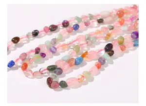 Vue détaillée de perles de pierres précieuses naturelles irrégulières pour bijoux DIY