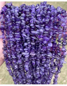 Dettaglio di frammenti di cristallo di ametista viola naturale per gioielli fai-da-te