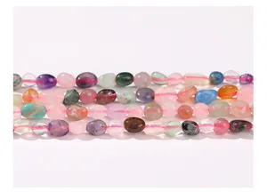 Gros plan détaillé de perles de cristal naturel mixtes pour la création de bijoux DIY
