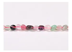 Gros plan détaillé de perles de cristal naturel multicolores pour la création de bijoux