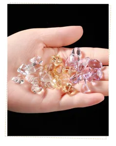 Close-up van diverse onregelmatige natuurlijke kristallen kralen voor het maken van DIY sieraden