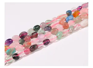 Détail macro de perles de cristal naturel multicolores pour bijoux DIY
