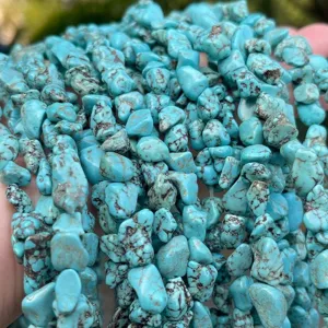 Detaillierte Makroansicht von unregelmäßigen blauen Türkisperlen für Schmuck DIY