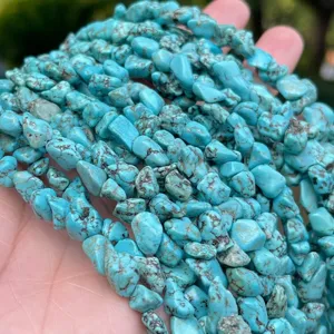 Nahaufnahme von unregelmäßigen blauen Türkis-Steinsplittern für die DIY-Schmuckherstellung