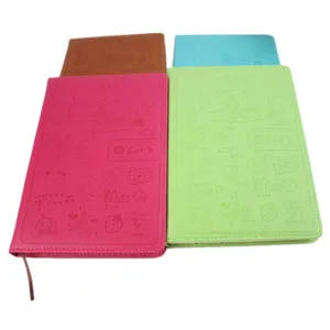 Leder Notizbuch Detailansicht mit geprägtem süßem Einband Design, weicher Einband Tagebuch.