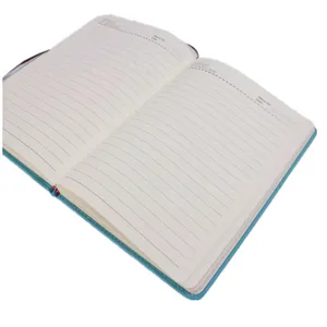 Detaillierte Ansicht der blauen Leder Notizbuch-Innenseiten mit liniertem Papier und Datumsfeld.