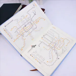 Gedetailleerde detailweergave met praktische metrolijnkaarten afgedrukt in het notitieboek.