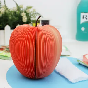 Nahaufnahme eines kreativen 3D-Haftnotizblocks in Apfelform mit geschichteter Papierstruktur