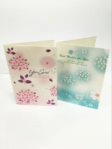 Detailansicht kreativer Klappkarten mit Blumenmotiven und schönen Grüßen aus hochwertigem Papier.