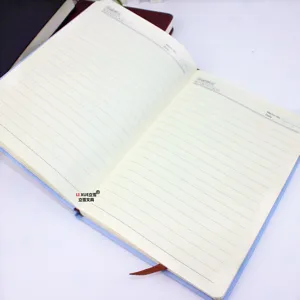 PU leer notitieboek detail met gelinieerde pagina's, memo layout en handig leeslint.