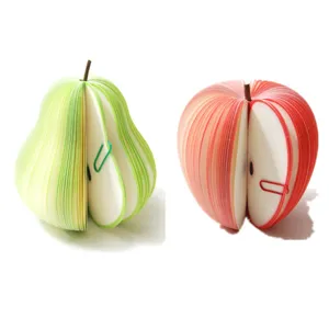 Detailansicht von 3D-Haftnotizen in Fruchtform mit realistischen Apfel- und Birnendesigns