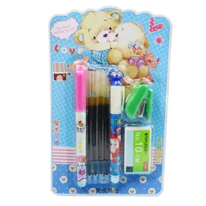 Vista dettagliata del set di penne gel cancellabili con mini cucitrice e materiale scolastico.
