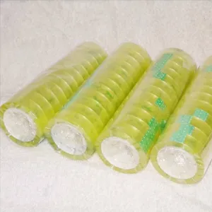 Detailansicht von vier Rollen extra starkem 1,2 cm breitem transparentem OPP-Schreibband