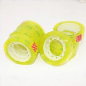 Nahaufnahme mehrerer Rollen extra stark klebenden gelben transparenten Briefpapier-Klebebands.