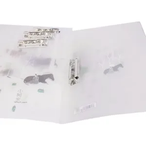 Raccoglitore A4 trasparente con clip metalliche robuste, ideale per organizzare documenti.