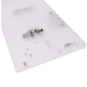 Dettaglio di cartellina fermacarte trasparente A4 con materiale trasparente e clip.