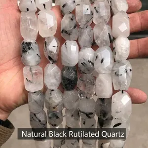 Detail von facettierten schwarzen Rutilquarz-Perlen für DIY-Schmuck mit natürlichen Nadeln.