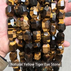 Nahaufnahme von natürlichen facettierten gelben Tigerauge-Steinperlen für DIY-Schmuck
