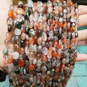 Vista detallada de cuentas de cristal de cuarzo rutilado natural irregular para crear bisutería