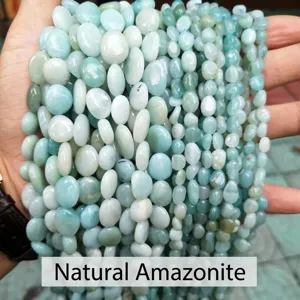 Detalle de hilos de cuentas de piedra de amazonita natural azul claro para bisutería artesana