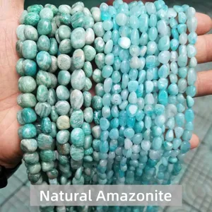 Primer plano de cuentas de chips de amazonita natural irregular para hacer joyas