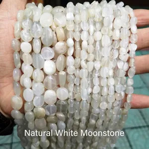 Vista detallada de cuentas irregulares de piedra de luna blanca natural para joyería DIY