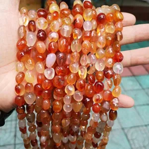 Detalle macro de cuentas de cornalina roja natural para accesorios de fabricación de joyas DIY