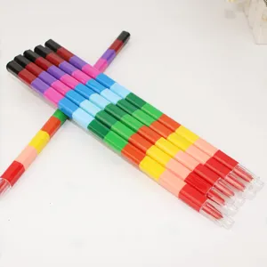 Dettaglio di pastelli a cera colorati impilabili a forma di blocchi per il disegno creativo