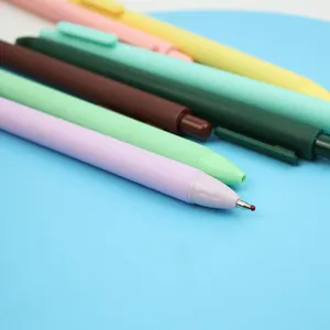 Close-up van kleurrijke intrekbare gelpennen in pastelkleuren, ideaal voor journaling.