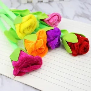 Primo piano dettagliato che mostra penne a sfera in peluche a forma di rosa dai colori vivaci