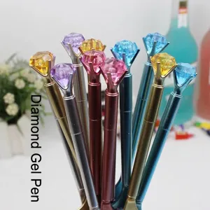 Detalle de bolígrafos de gel creativos con puntas de diamante y diseño de peine
