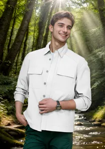 Outdoor-Szene eines Mannes in einer weißen, leichten Hemdjacke mit Brusttaschen
