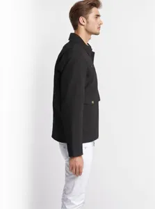 Seitenansicht der schwarzen Herren-Freizeitjacke aus Baumwollcanvas mit Kragen und Reißverschluss