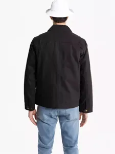 Detaillierte Rückansicht einer minimalistischen schwarzen Baumwolljacke für Herren