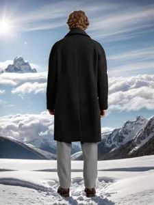 Rückansicht eines langen schwarzen Wollmantels für Herren in einer Winterlandschaft.