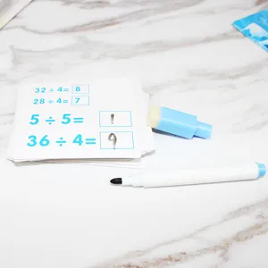 Détail de cartes flash de mathématiques et stylo effaçable pour exercices d'arithmétique.