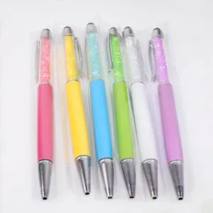 Juego de bolígrafos capacitivos de cristal en varios colores vibrantes.