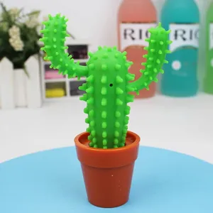 Primo piano di una penna a sfera creativa a forma di cactus verde in un piccolo vaso