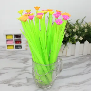 Dettaglio di simpatiche penne gel a forma di fiore di pianta disposte in un bicchiere, cancelleria.