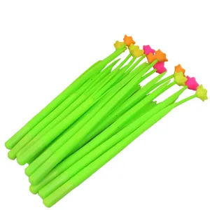 Vista dettagliata di simpatiche penne gel a pianta con fiori colorati e design a stelo verde.