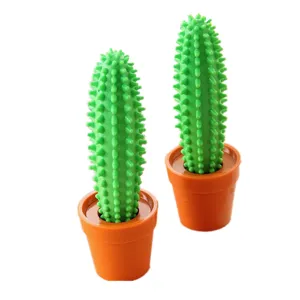Vista dettagliata di due penne a sfera creative a forma di cactus per l'ufficio