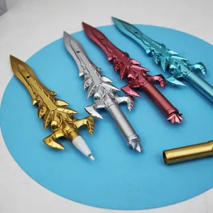 Dettaglio ravvicinato di quattro penne gel a forma di spada metallica con punta fine