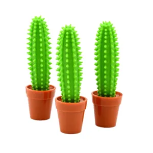 Dettaglio di tre penne a sfera a forma di cactus verde in vasi per la scrivania