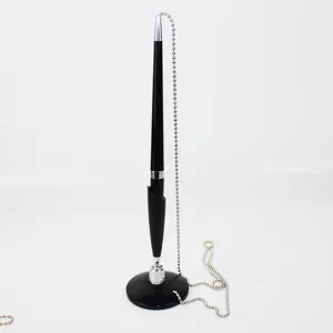 Schwarzer Sicherheits-Schreibtischstift mit Drehsockel und silberner Metallkette.