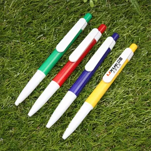 Detailweergave van multicolor inklapbare balpen, soepel schrijven kantoor en school pen.