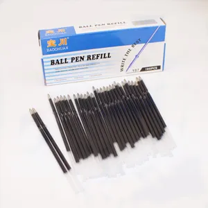 Gros plan de 100 recharges de stylo à bille noires 0,7 mm avec boîte de rangement bleue
