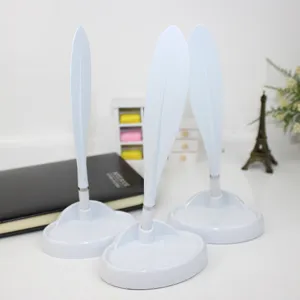 Weißer Federkugelschreiber mit Ständer-Set, kreatives Büro-Schreibtisch-Schreibwarenprodukt.
